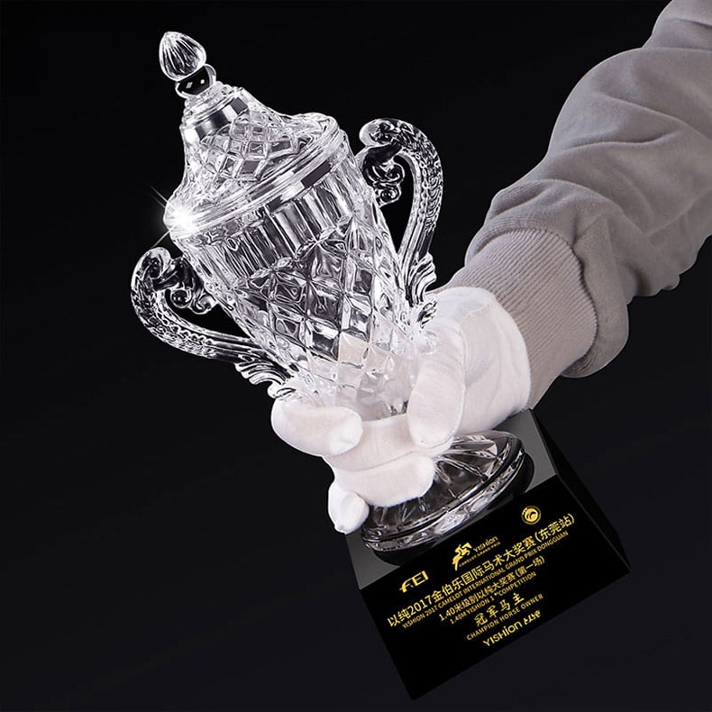 诺格精艺LGA122冠军雕花水晶奖杯手持比例-成都体育赛事奖杯定制
