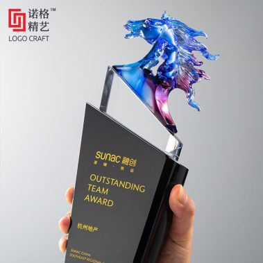2026展翅奔腾定制琉璃奖杯-2