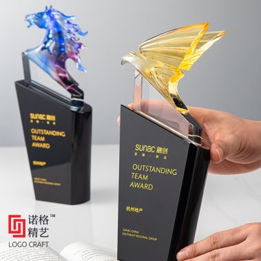2026展翅奔腾定制琉璃奖杯-3